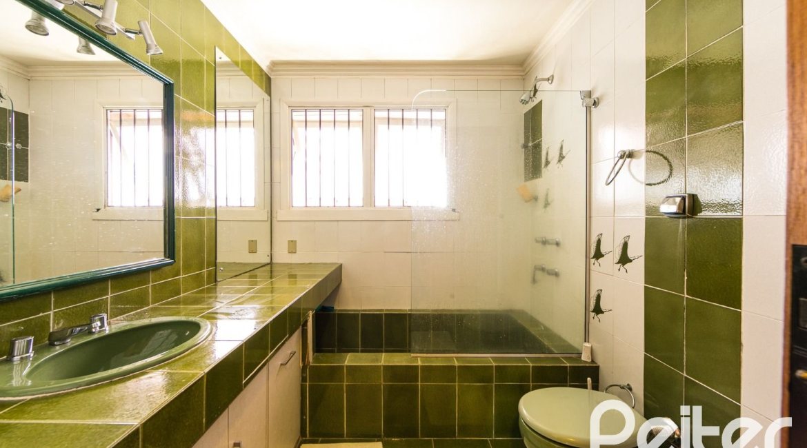 Casa à venda com 370m², 4 dormitórios, 2 suítes, 5 vagas, no bairro Vila Assunção em Porto Alegre