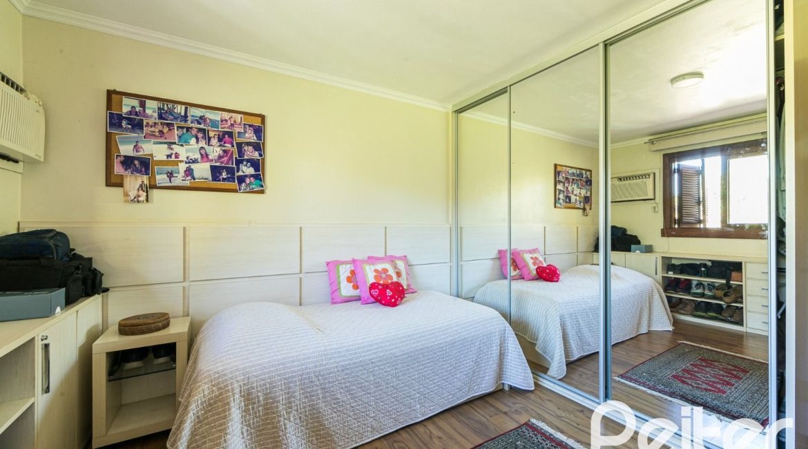 Casa à venda com 370m², 4 dormitórios, 2 suítes, 5 vagas, no bairro Vila Assunção em Porto Alegre