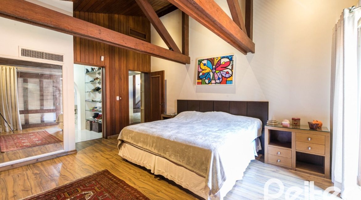 Casa à venda com 370m², 4 dormitórios, 2 suítes, 5 vagas, no bairro Vila Assunção em Porto Alegre