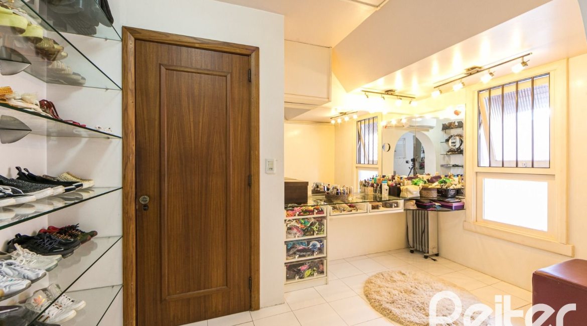 Casa à venda com 370m², 4 dormitórios, 2 suítes, 5 vagas, no bairro Vila Assunção em Porto Alegre