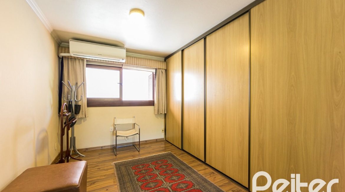 Casa à venda com 370m², 4 dormitórios, 2 suítes, 5 vagas, no bairro Vila Assunção em Porto Alegre