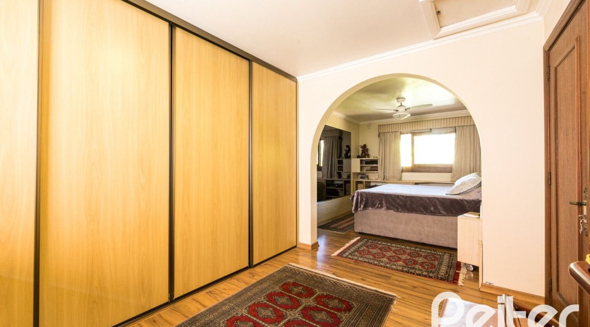 Casa à venda com 370m², 4 dormitórios, 2 suítes, 5 vagas, no bairro Vila Assunção em Porto Alegre