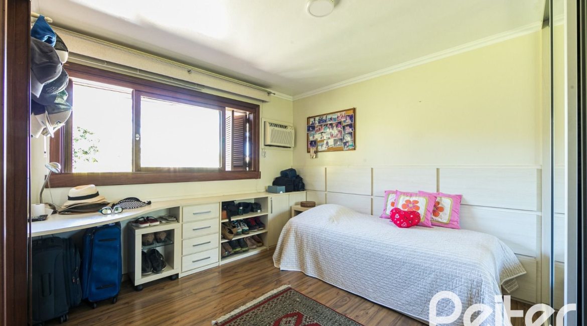 Casa à venda com 370m², 4 dormitórios, 2 suítes, 5 vagas, no bairro Vila Assunção em Porto Alegre