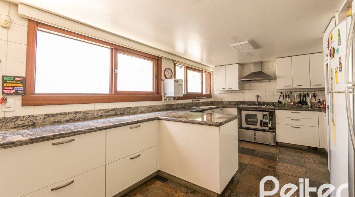 Casa à venda com 370m², 4 dormitórios, 2 suítes, 5 vagas, no bairro Vila Assunção em Porto Alegre