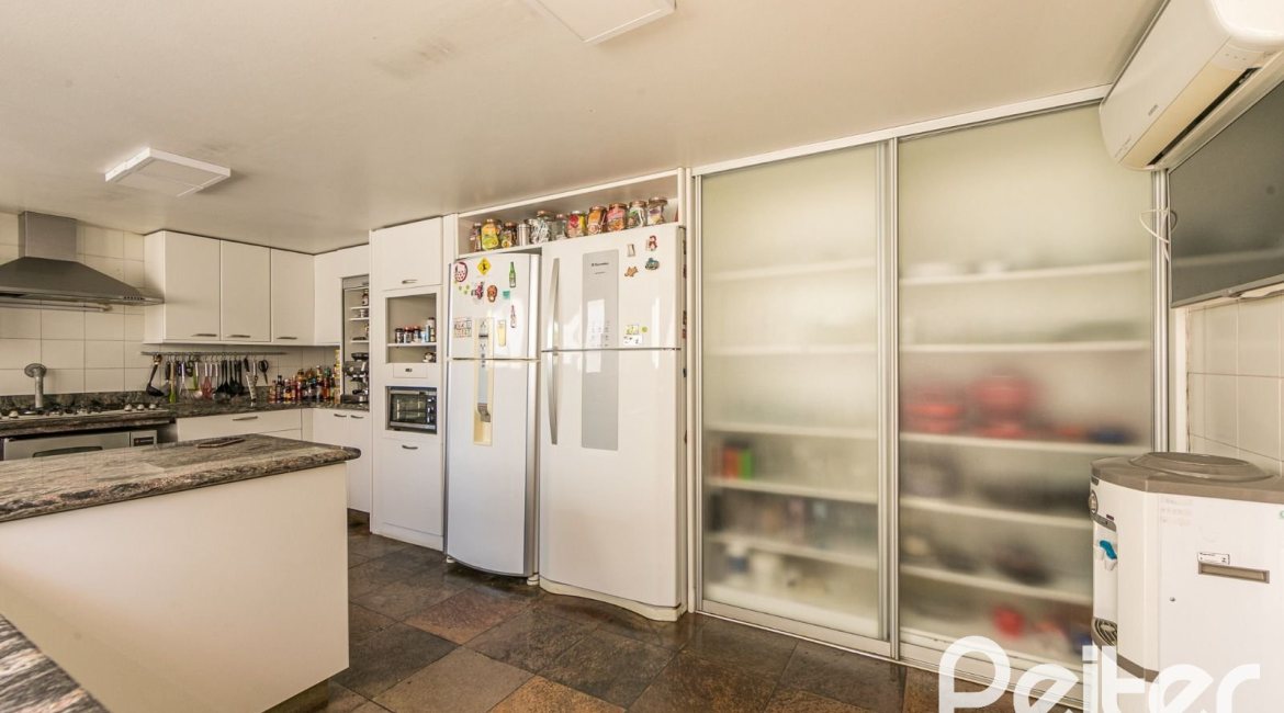 Casa à venda com 370m², 4 dormitórios, 2 suítes, 5 vagas, no bairro Vila Assunção em Porto Alegre