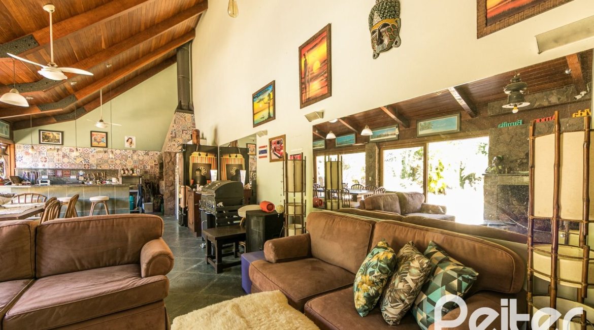 Casa à venda com 370m², 4 dormitórios, 2 suítes, 5 vagas, no bairro Vila Assunção em Porto Alegre