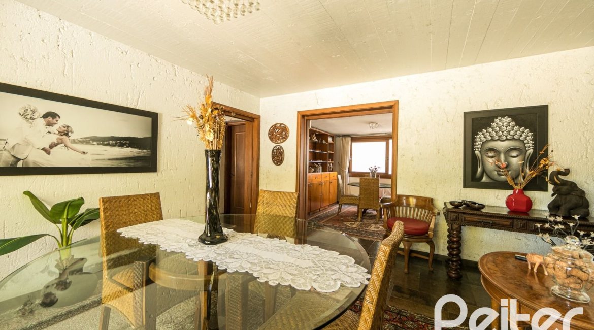 Casa à venda com 370m², 4 dormitórios, 2 suítes, 5 vagas, no bairro Vila Assunção em Porto Alegre