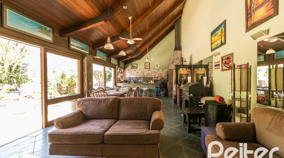 Casa à venda com 370m², 4 dormitórios, 2 suítes, 5 vagas, no bairro Vila Assunção em Porto Alegre