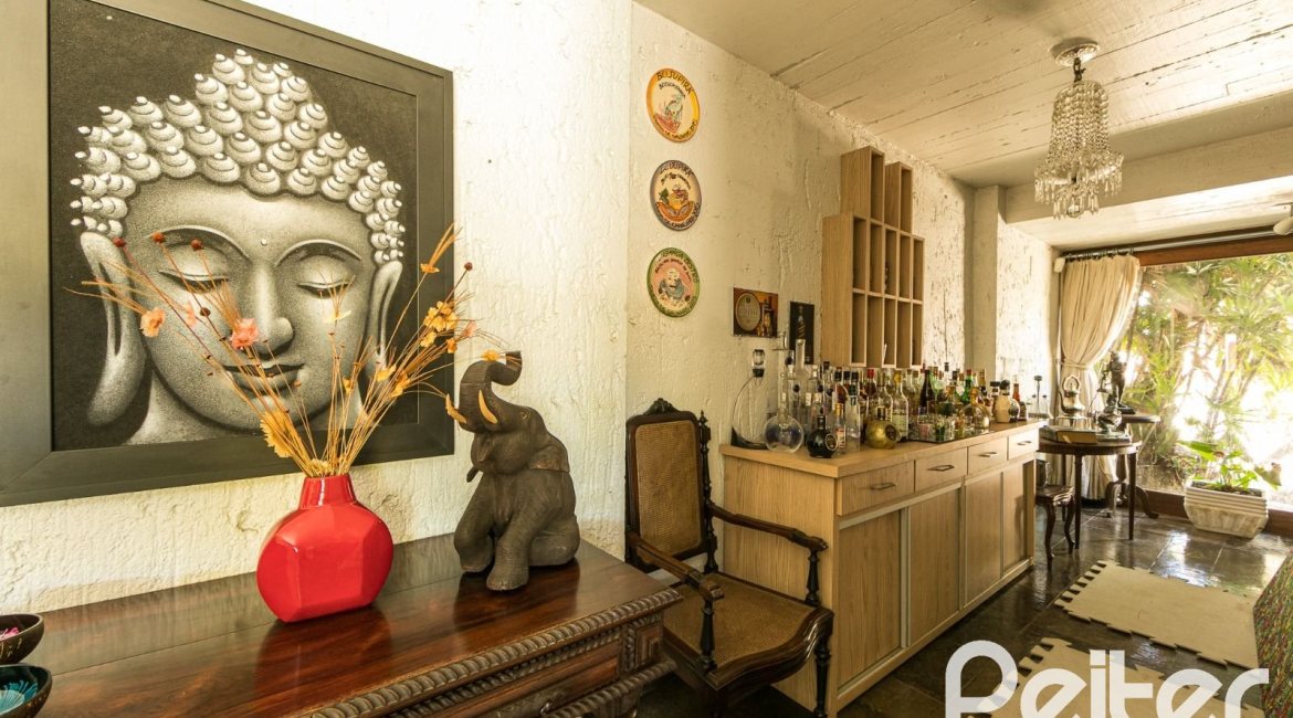 Casa à venda com 370m², 4 dormitórios, 2 suítes, 5 vagas, no bairro Vila Assunção em Porto Alegre