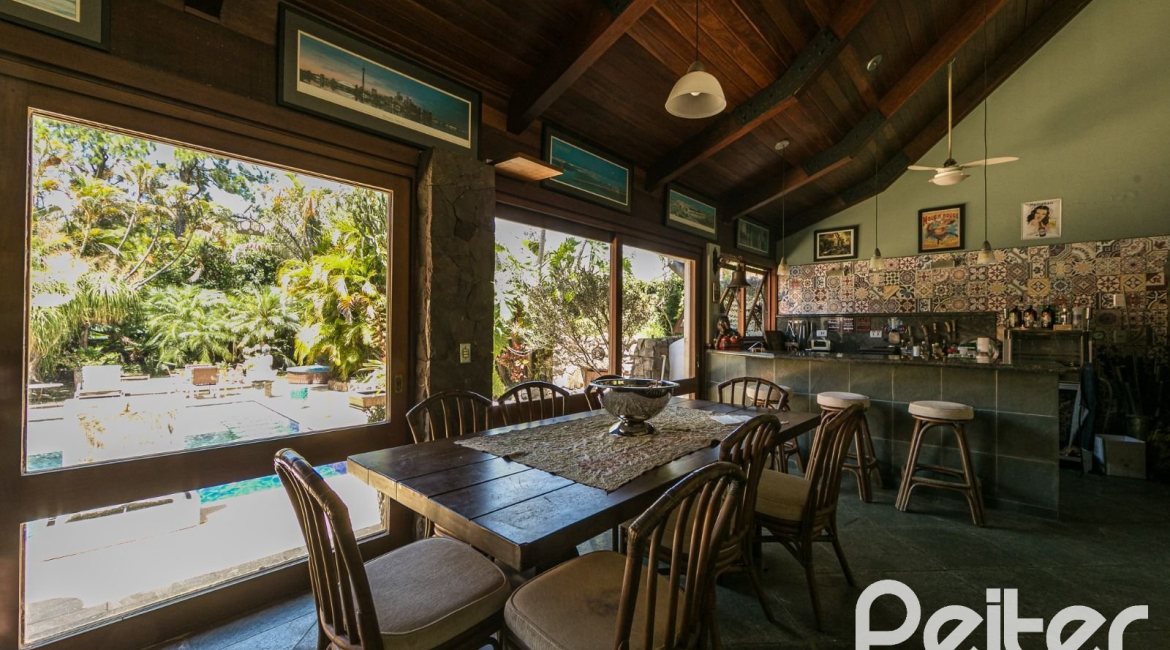 Casa à venda com 370m², 4 dormitórios, 2 suítes, 5 vagas, no bairro Vila Assunção em Porto Alegre