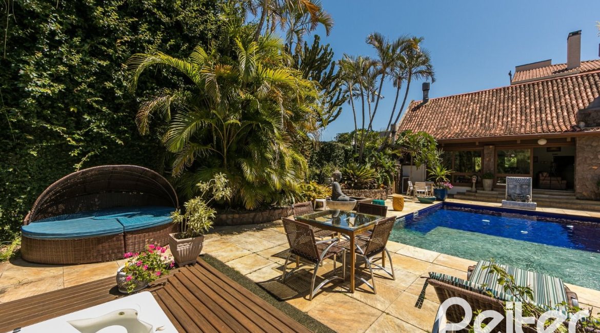 Casa à venda com 370m², 4 dormitórios, 2 suítes, 5 vagas, no bairro Vila Assunção em Porto Alegre