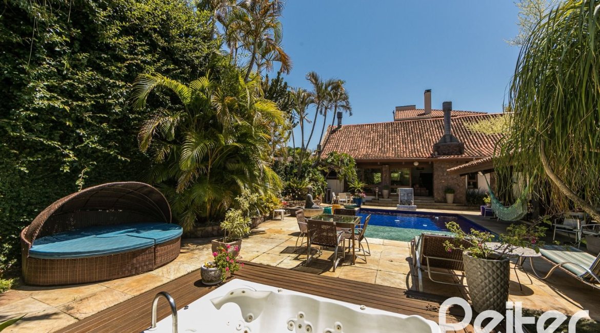 Casa à venda com 370m², 4 dormitórios, 2 suítes, 5 vagas, no bairro Vila Assunção em Porto Alegre