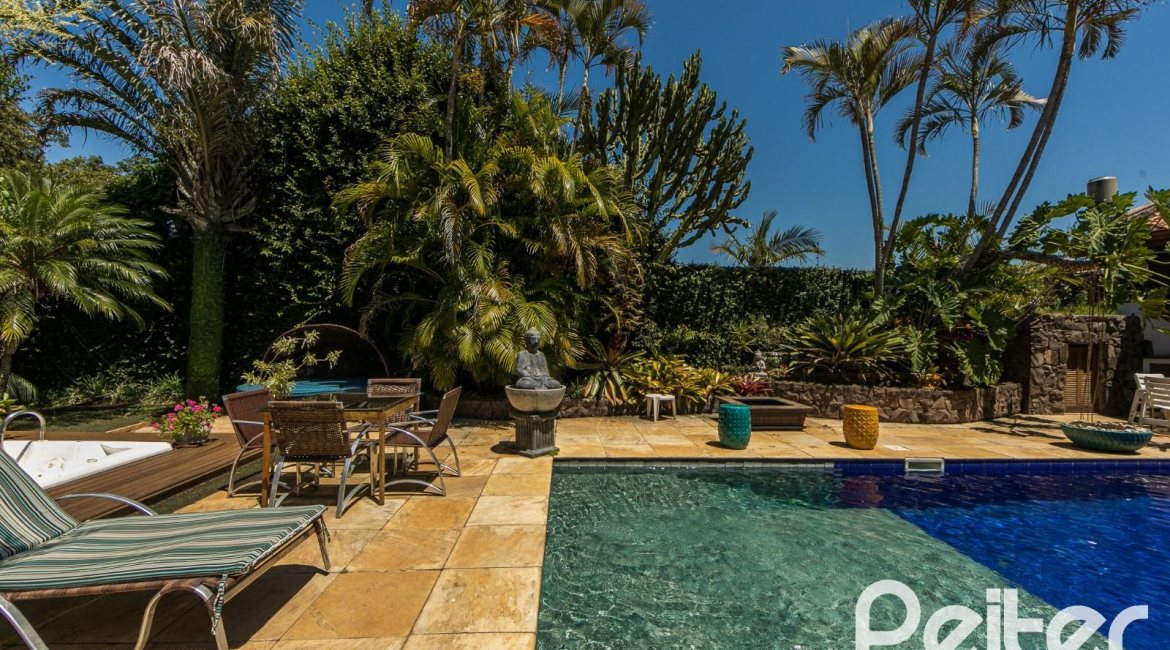 Casa à venda com 370m², 4 dormitórios, 2 suítes, 5 vagas, no bairro Vila Assunção em Porto Alegre