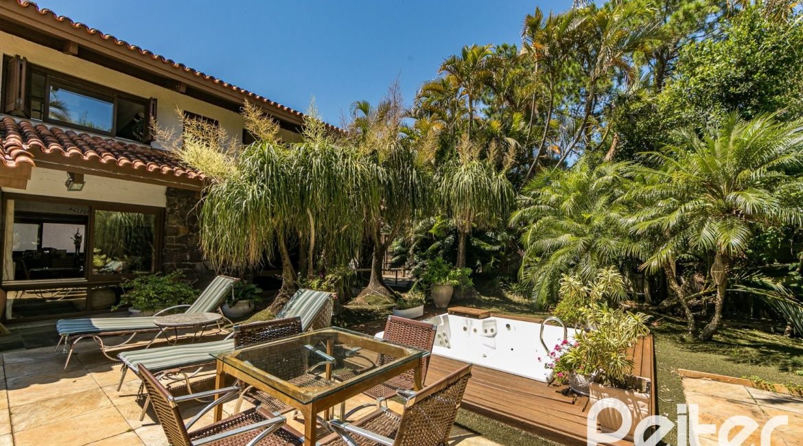 Casa à venda com 370m², 4 dormitórios, 2 suítes, 5 vagas, no bairro Vila Assunção em Porto Alegre