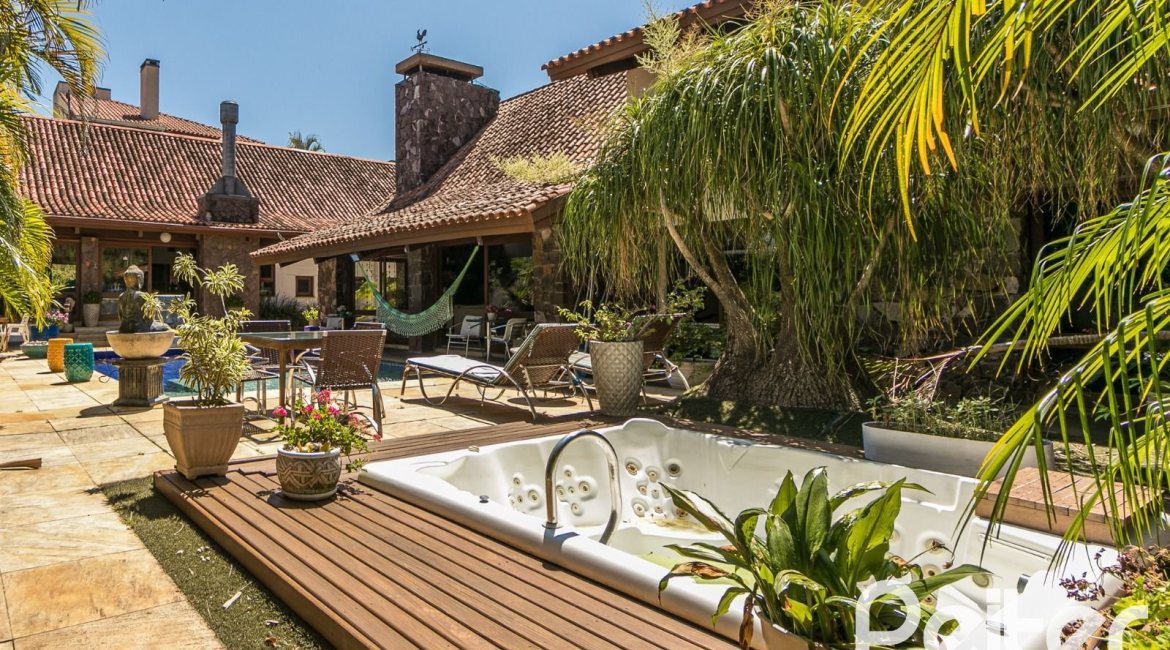 Casa à venda com 370m², 4 dormitórios, 2 suítes, 5 vagas, no bairro Vila Assunção em Porto Alegre