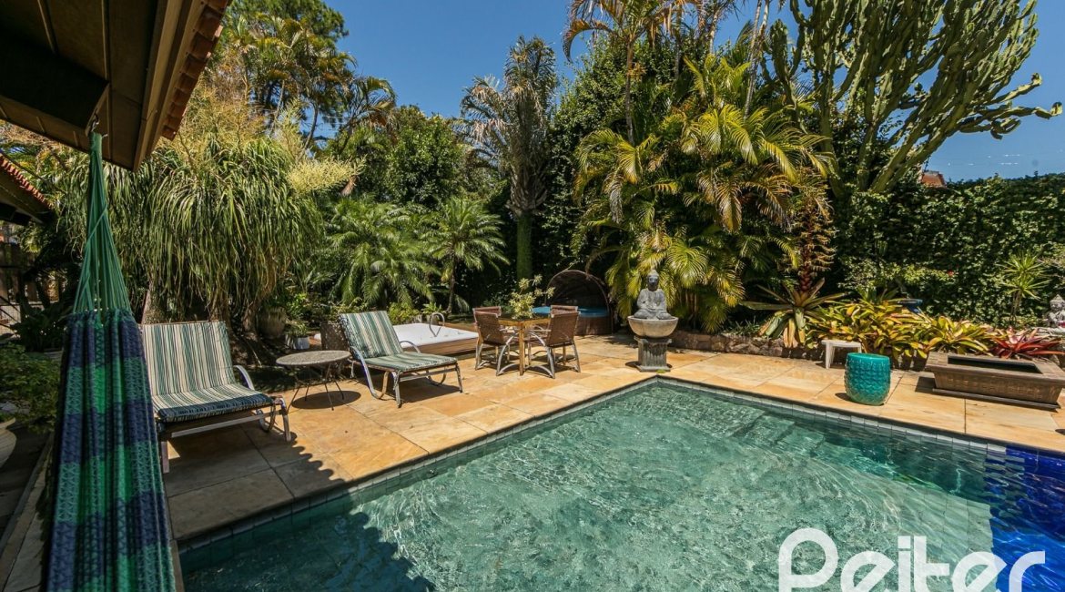 Casa à venda com 370m², 4 dormitórios, 2 suítes, 5 vagas, no bairro Vila Assunção em Porto Alegre