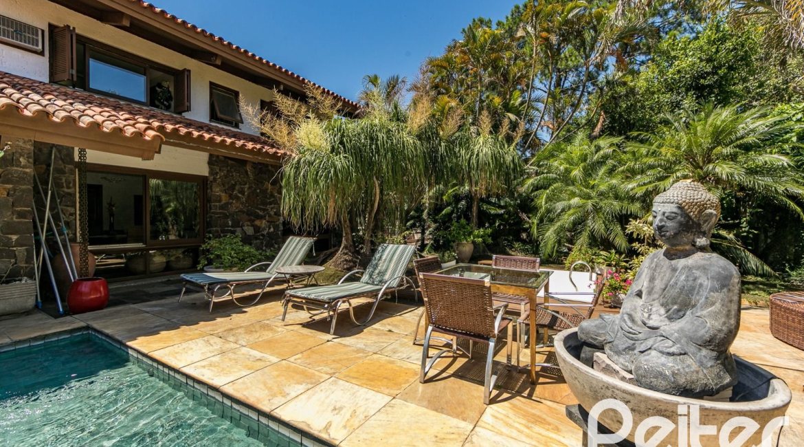 Casa à venda com 370m², 4 dormitórios, 2 suítes, 5 vagas, no bairro Vila Assunção em Porto Alegre