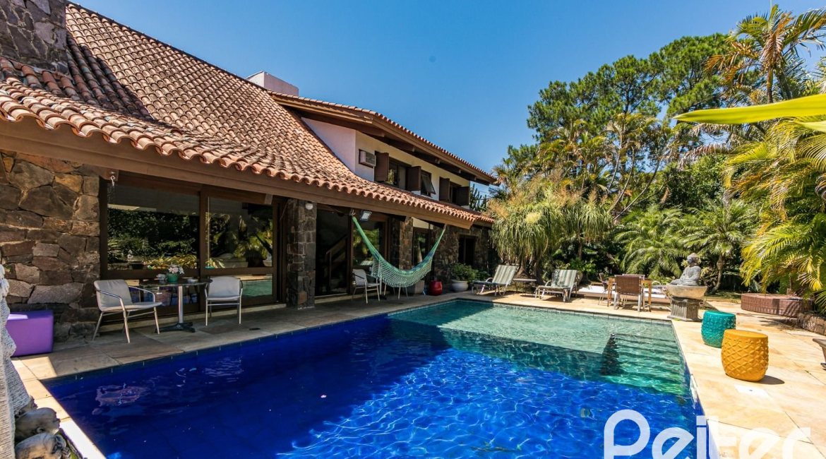 Casa à venda com 370m², 4 dormitórios, 2 suítes, 5 vagas, no bairro Vila Assunção em Porto Alegre