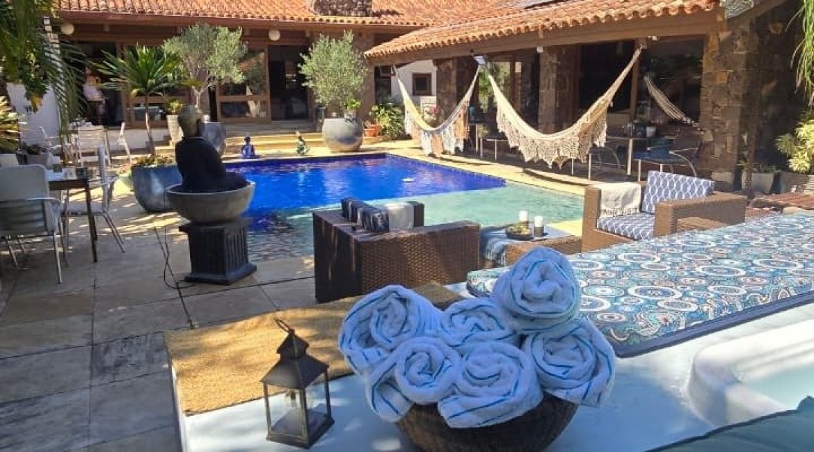 Casa à venda com 370m², 4 dormitórios, 2 suítes, 5 vagas, no bairro Vila Assunção em Porto Alegre