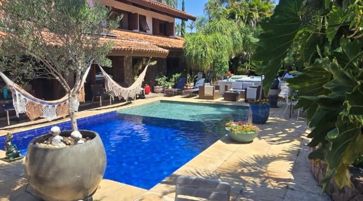 Casa à venda com 370m², 4 dormitórios, 2 suítes, 5 vagas, no bairro Vila Assunção em Porto Alegre