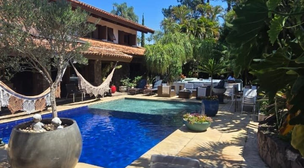 Casa à venda com 370m², 4 dormitórios, 2 suítes, 5 vagas, no bairro Vila Assunção em Porto Alegre