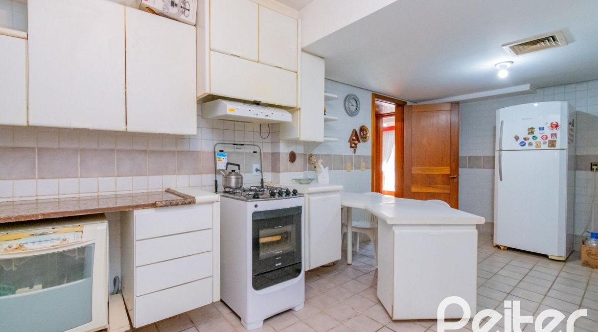 Cobertura à venda com 341m², 3 dormitórios, 1 suíte, 2 vagas, no bairro Menino Deus em Porto Alegre