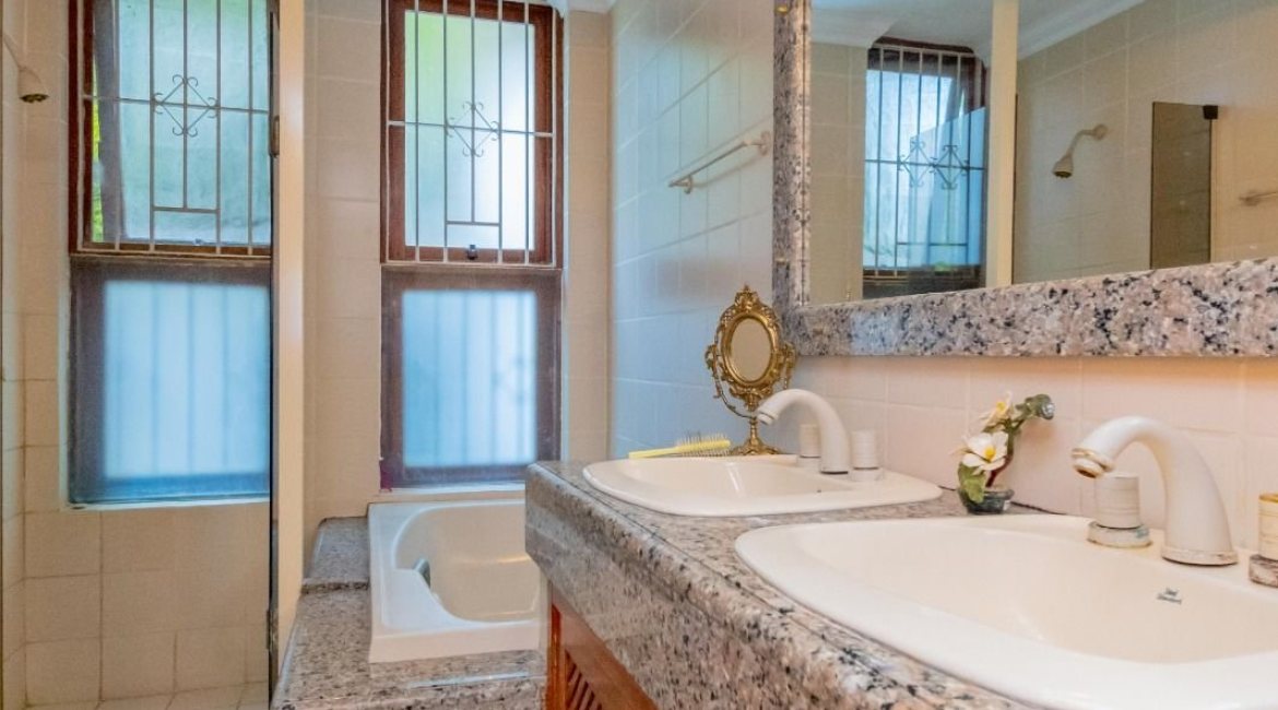 Cobertura à venda com 341m², 3 dormitórios, 1 suíte, 2 vagas, no bairro Menino Deus em Porto Alegre