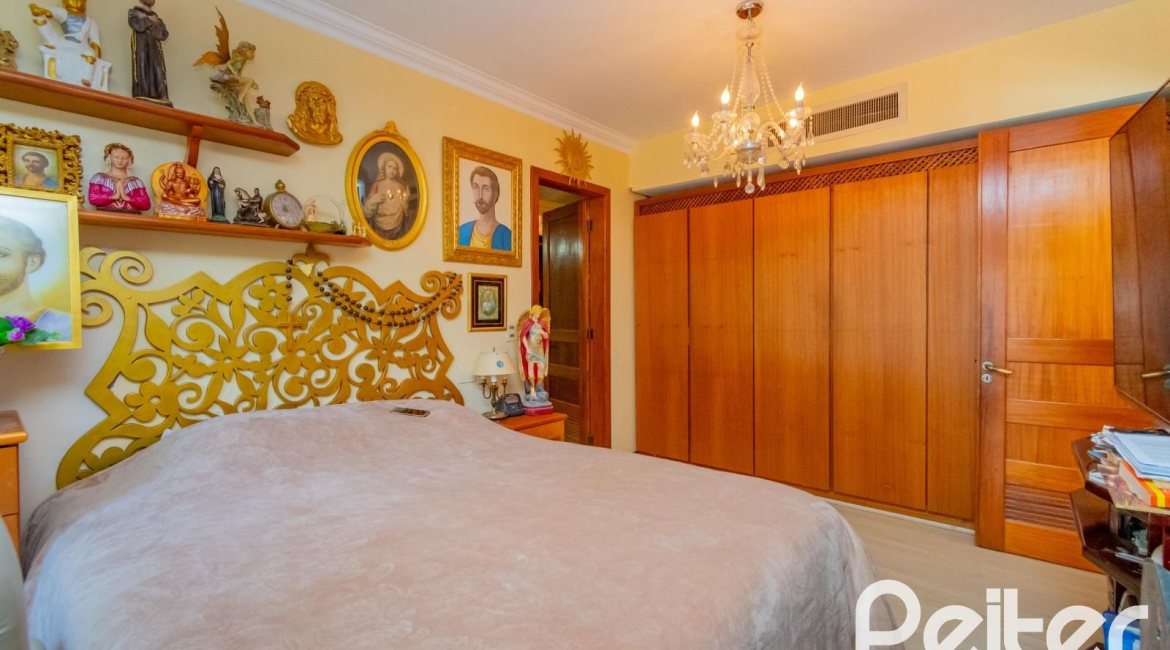 Cobertura à venda com 341m², 3 dormitórios, 1 suíte, 2 vagas, no bairro Menino Deus em Porto Alegre