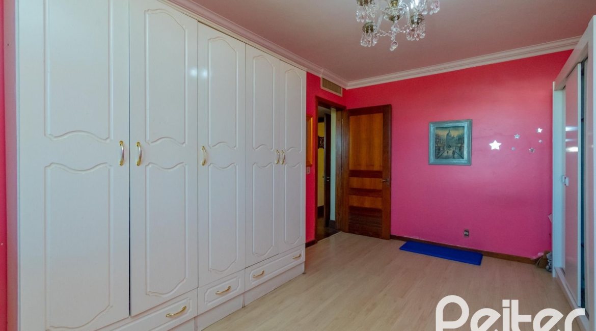 Cobertura à venda com 341m², 3 dormitórios, 1 suíte, 2 vagas, no bairro Menino Deus em Porto Alegre