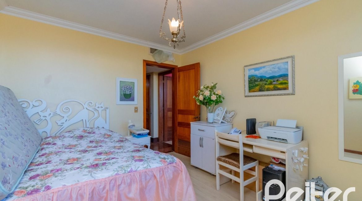 Cobertura à venda com 341m², 3 dormitórios, 1 suíte, 2 vagas, no bairro Menino Deus em Porto Alegre