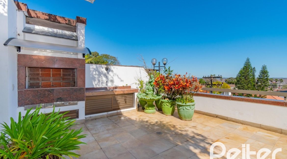 Cobertura à venda com 341m², 3 dormitórios, 1 suíte, 2 vagas, no bairro Menino Deus em Porto Alegre