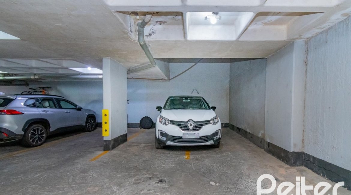 Cobertura à venda com 341m², 3 dormitórios, 1 suíte, 2 vagas, no bairro Menino Deus em Porto Alegre