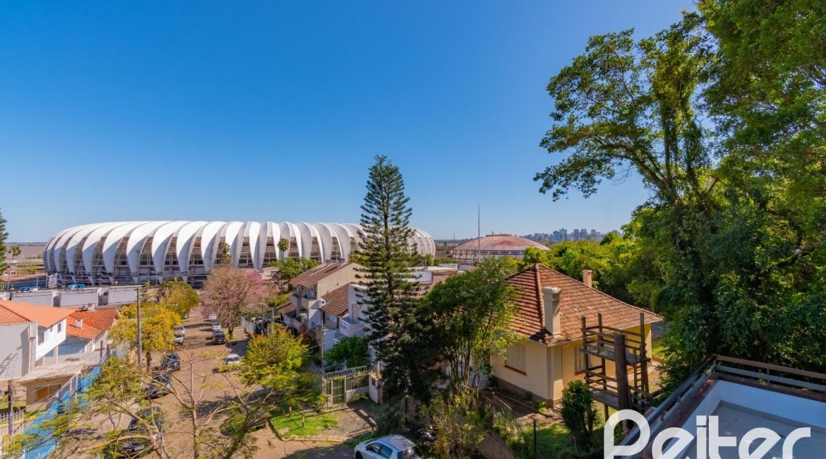 Cobertura à venda com 341m², 3 dormitórios, 1 suíte, 2 vagas, no bairro Menino Deus em Porto Alegre