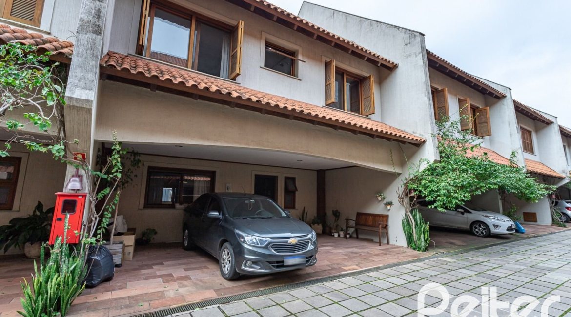 Casa em Condomínio à venda com 239m², 3 dormitórios, 3 suítes, 3 vagas, no bairro Santa Tereza em Porto Alegre