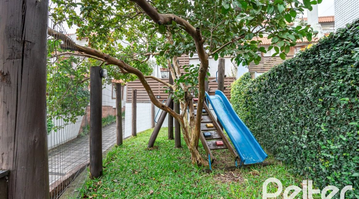 Casa em Condomínio à venda com 239m², 3 dormitórios, 3 suítes, 3 vagas, no bairro Santa Tereza em Porto Alegre