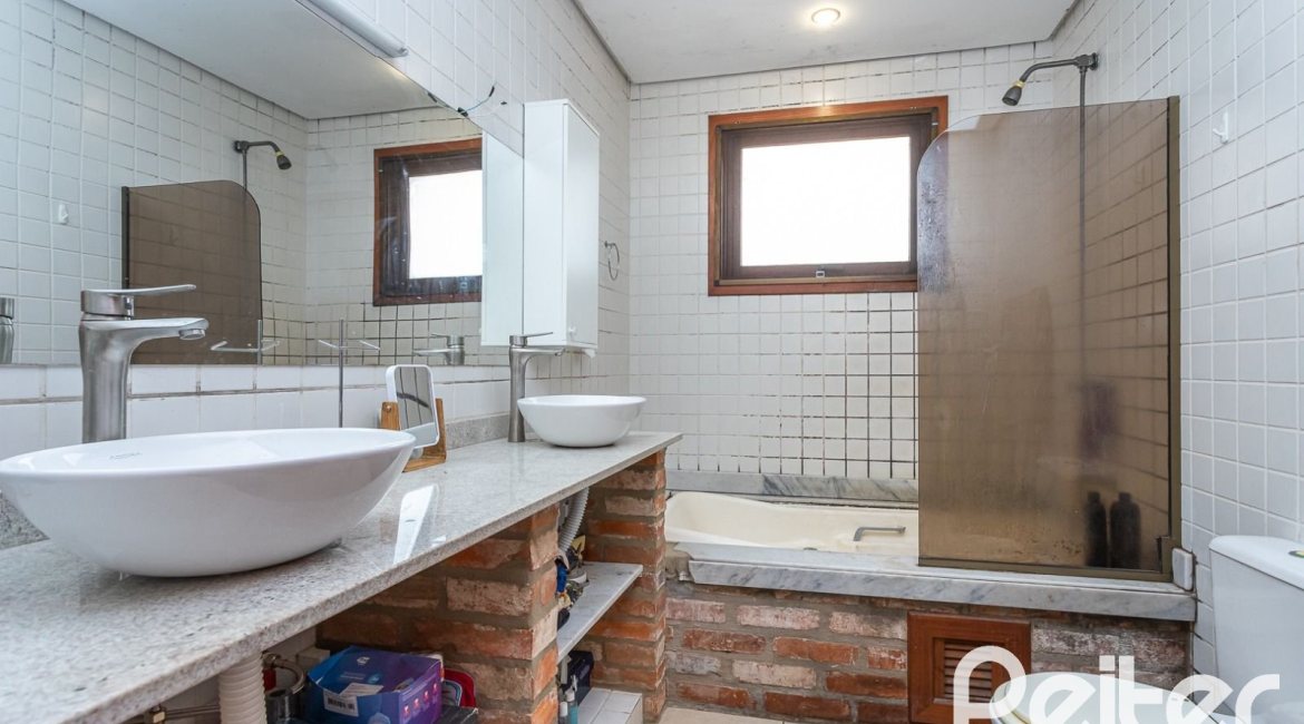 Casa em Condomínio à venda com 239m², 3 dormitórios, 3 suítes, 3 vagas, no bairro Santa Tereza em Porto Alegre