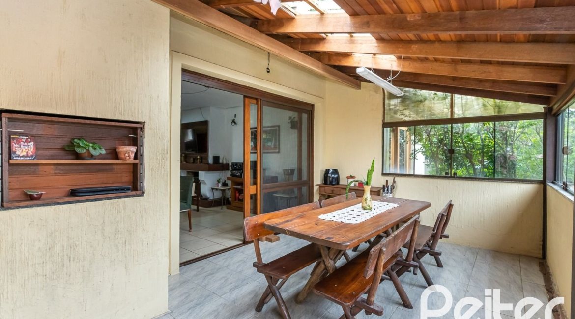 Casa em Condomínio à venda com 239m², 3 dormitórios, 3 suítes, 3 vagas, no bairro Santa Tereza em Porto Alegre