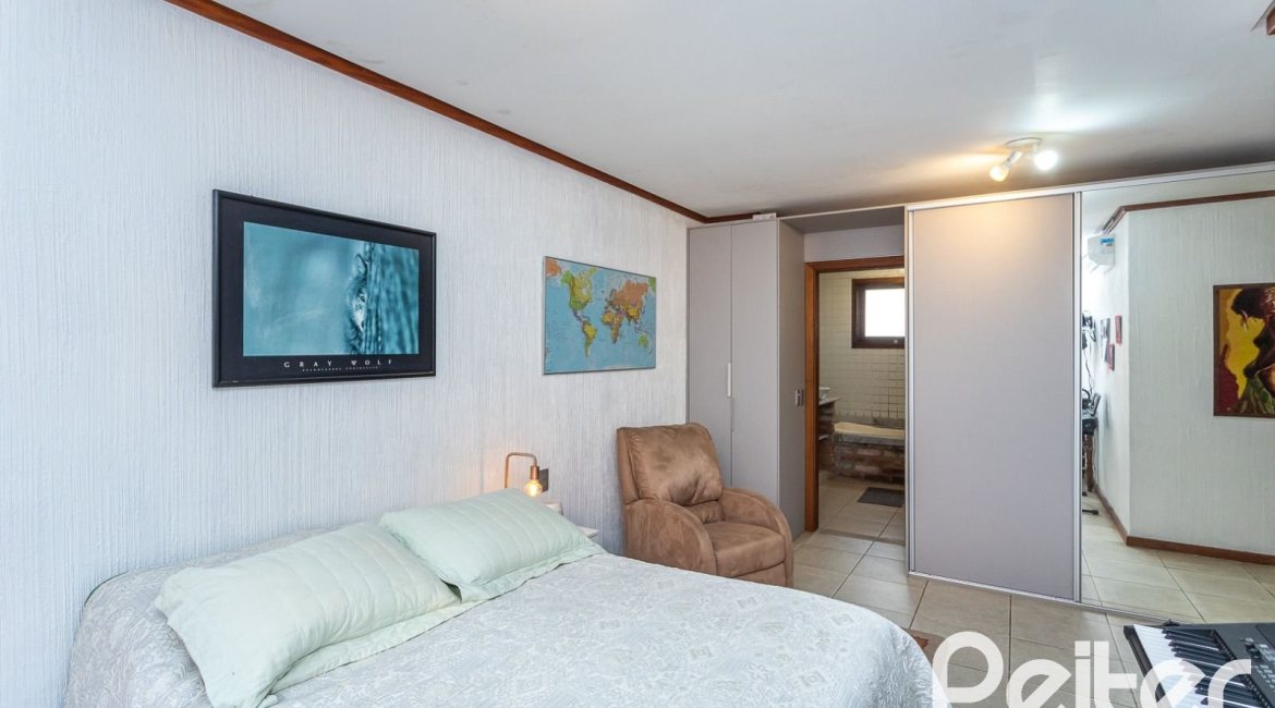Casa em Condomínio à venda com 239m², 3 dormitórios, 3 suítes, 3 vagas, no bairro Santa Tereza em Porto Alegre
