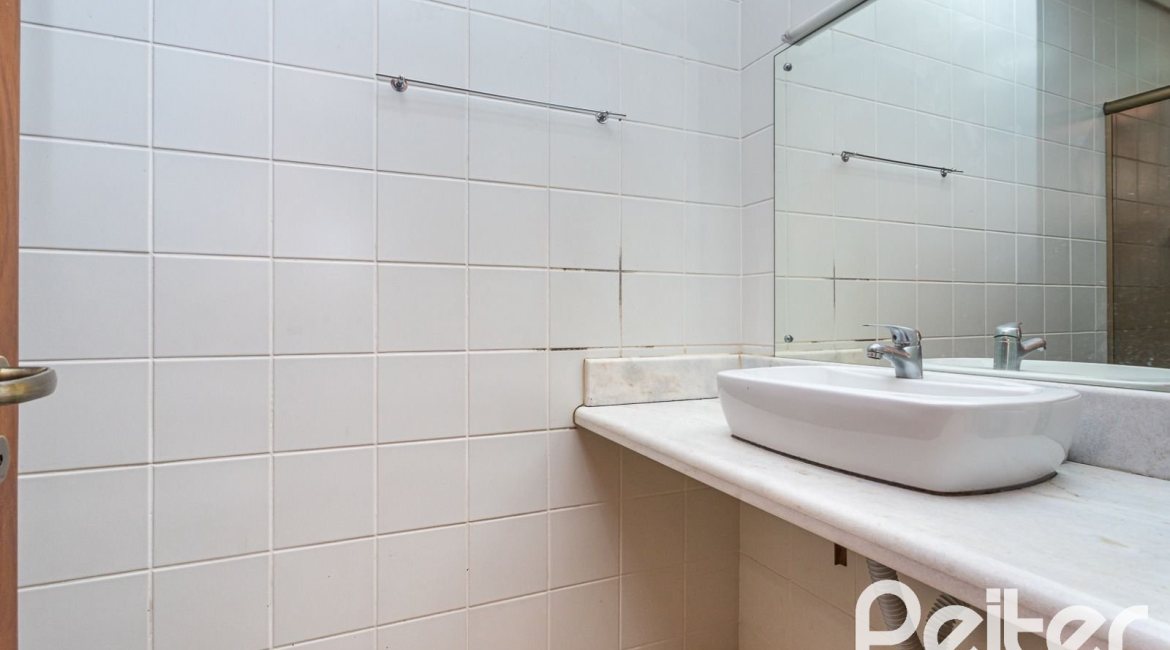 Casa em Condomínio à venda com 239m², 3 dormitórios, 3 suítes, 3 vagas, no bairro Santa Tereza em Porto Alegre