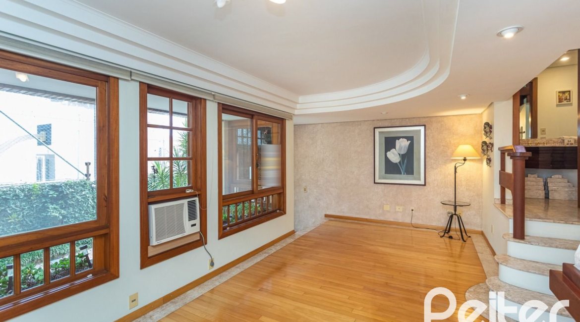 Casa em Condomínio à venda com 216m², 3 dormitórios, 1 suíte, 3 vagas, no bairro Tristeza em Porto Alegre