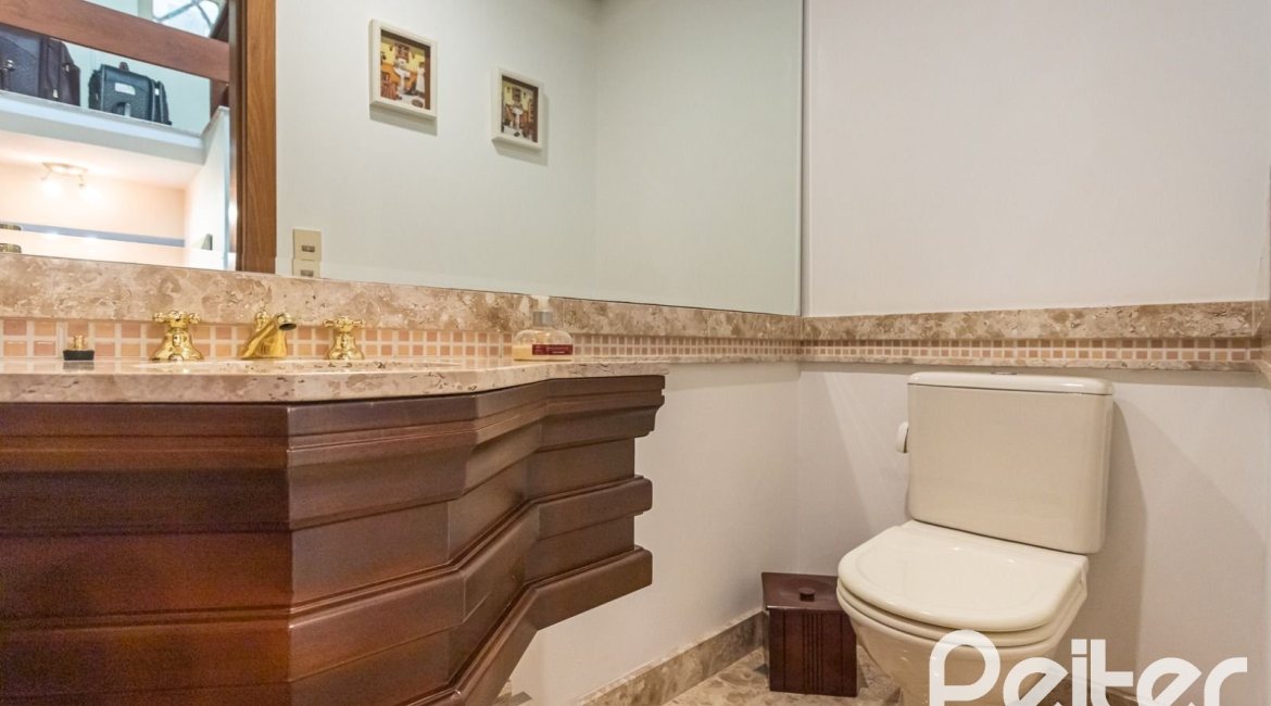 Casa em Condomínio à venda com 216m², 3 dormitórios, 1 suíte, 3 vagas, no bairro Tristeza em Porto Alegre