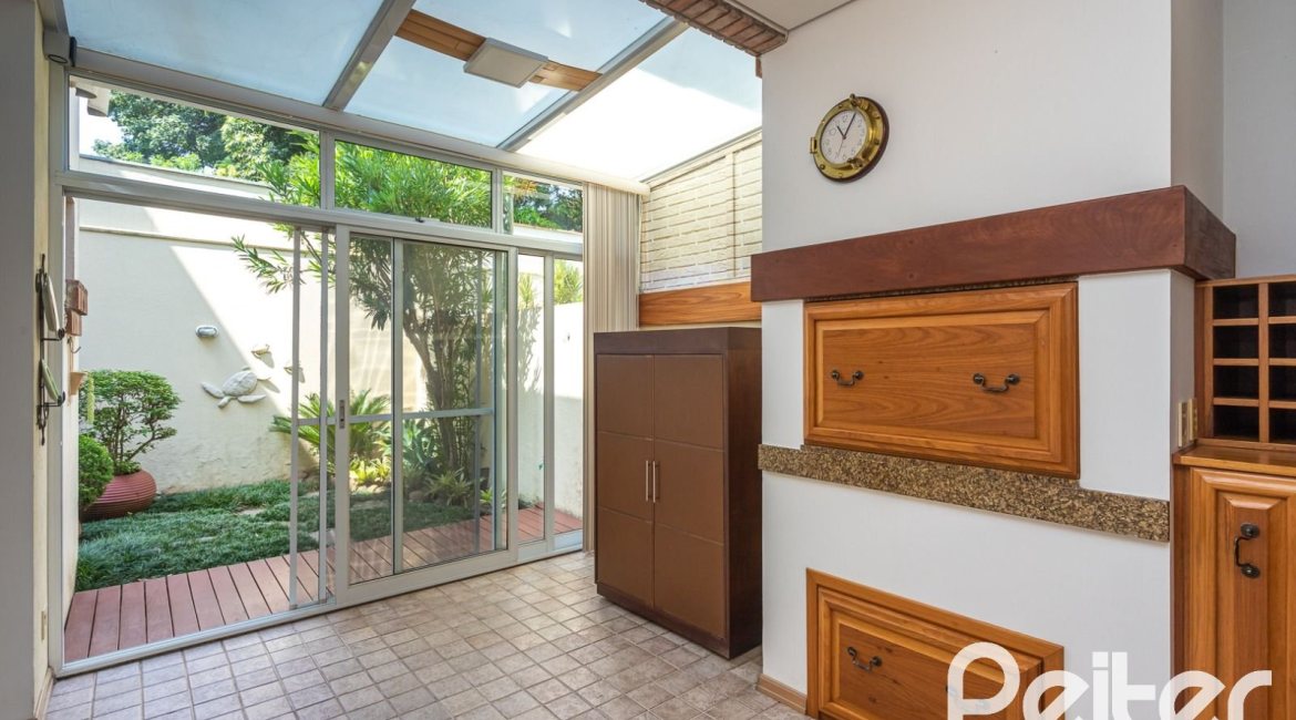 Casa em Condomínio à venda com 216m², 3 dormitórios, 1 suíte, 3 vagas, no bairro Tristeza em Porto Alegre