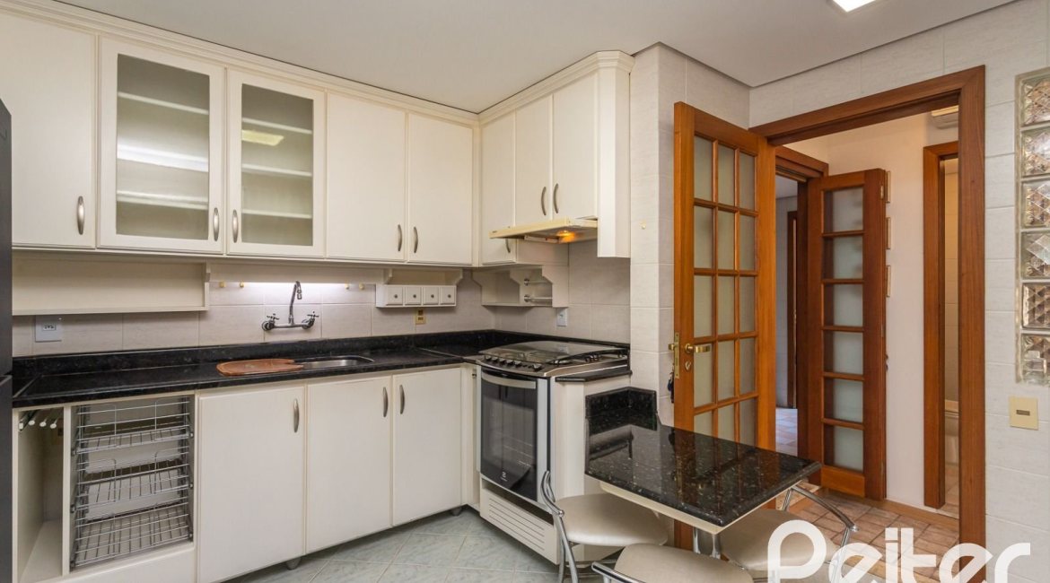 Casa em Condomínio à venda com 216m², 3 dormitórios, 1 suíte, 3 vagas, no bairro Tristeza em Porto Alegre