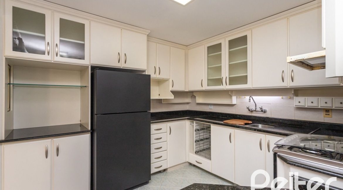 Casa em Condomínio à venda com 216m², 3 dormitórios, 1 suíte, 3 vagas, no bairro Tristeza em Porto Alegre