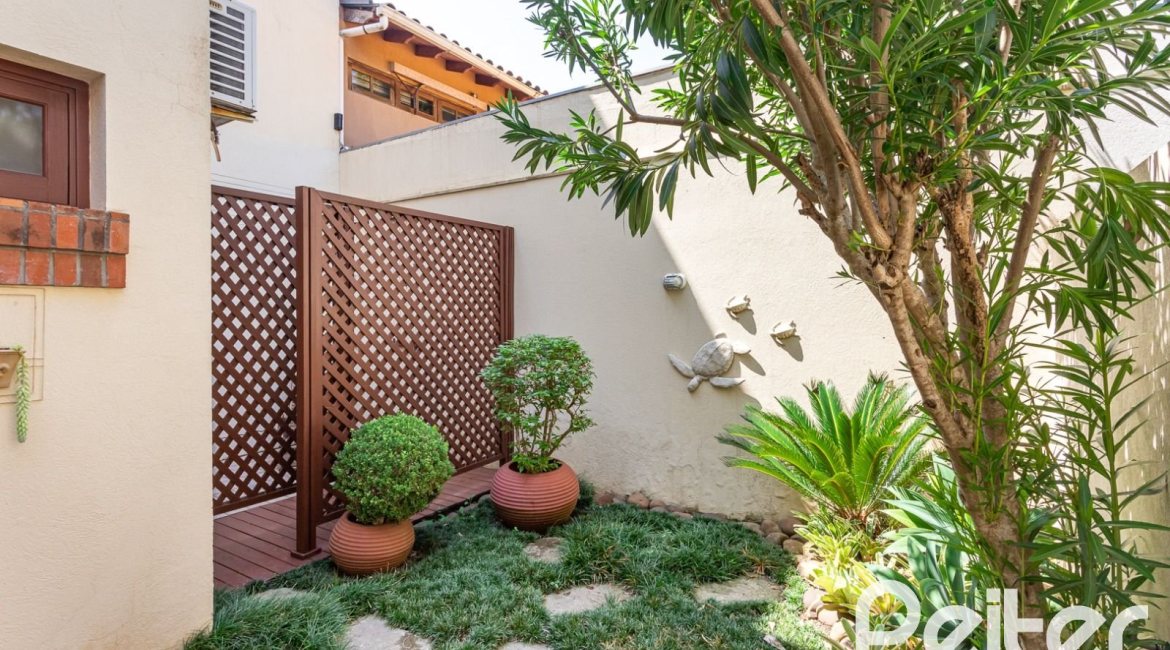 Casa em Condomínio à venda com 216m², 3 dormitórios, 1 suíte, 3 vagas, no bairro Tristeza em Porto Alegre