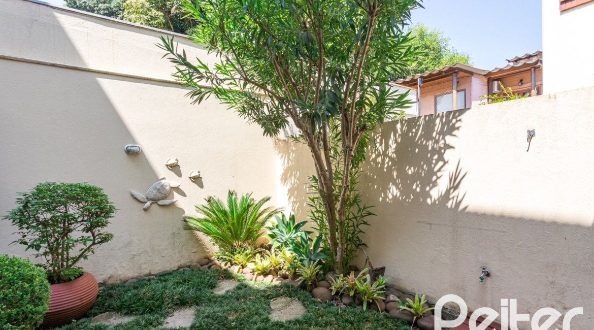 Casa em Condomínio à venda com 216m², 3 dormitórios, 1 suíte, 3 vagas, no bairro Tristeza em Porto Alegre