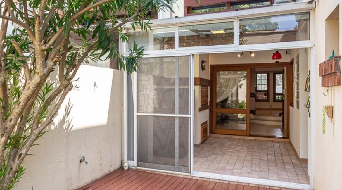 Casa em Condomínio à venda com 216m², 3 dormitórios, 1 suíte, 3 vagas, no bairro Tristeza em Porto Alegre