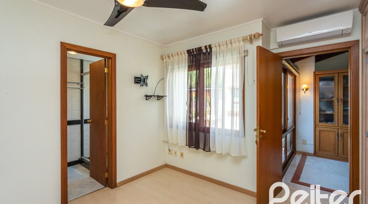 Casa em Condomínio à venda com 216m², 3 dormitórios, 1 suíte, 3 vagas, no bairro Tristeza em Porto Alegre