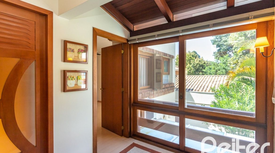 Casa em Condomínio à venda com 216m², 3 dormitórios, 1 suíte, 3 vagas, no bairro Tristeza em Porto Alegre