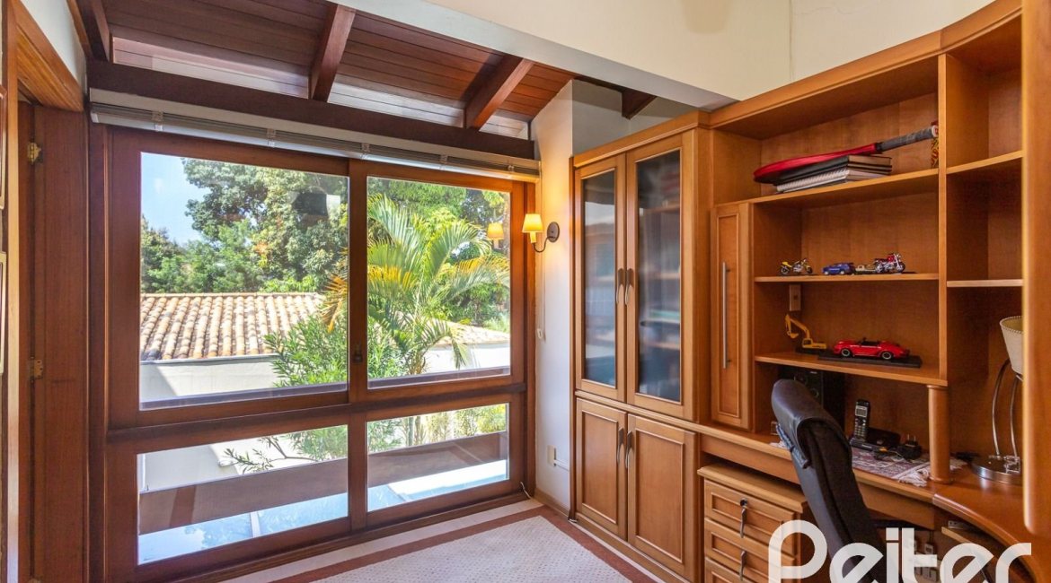 Casa em Condomínio à venda com 216m², 3 dormitórios, 1 suíte, 3 vagas, no bairro Tristeza em Porto Alegre